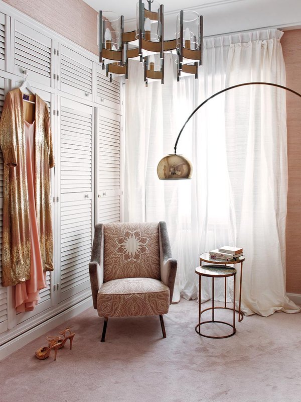 Living-Pink-Madrid-apt-vintage-femme-elegance-glam-bedroom-salmon-pink-grasscloth-wallpaper-carpet-arc-lamp-vintage-hanging-lamp-closet