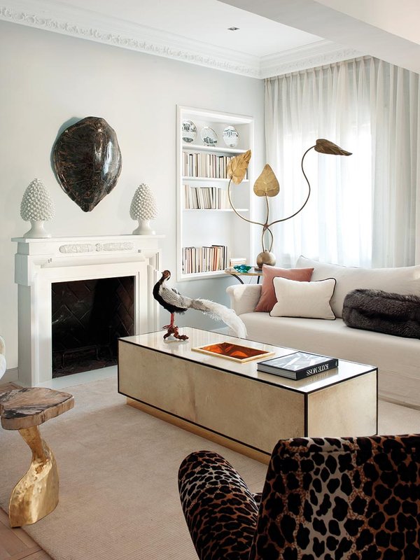 Living-Pink-Madrid-apt-vintage-femme-elegance-glam-living-room-fireplace-turtle-shell-sofa-60s-brass-decoration