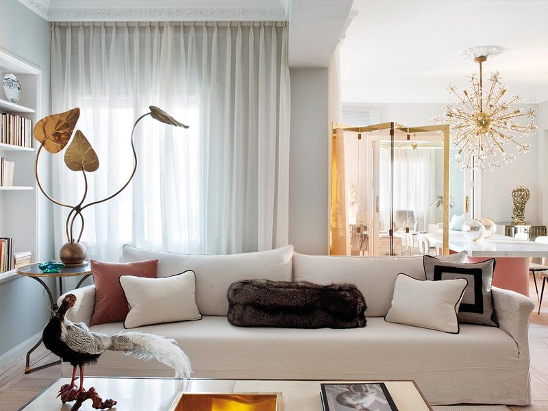 Living-Pink-Madrid-apt-vintage-femme-elegance-glam-living-room-sofa-60s-brass-decoration-folding-screen