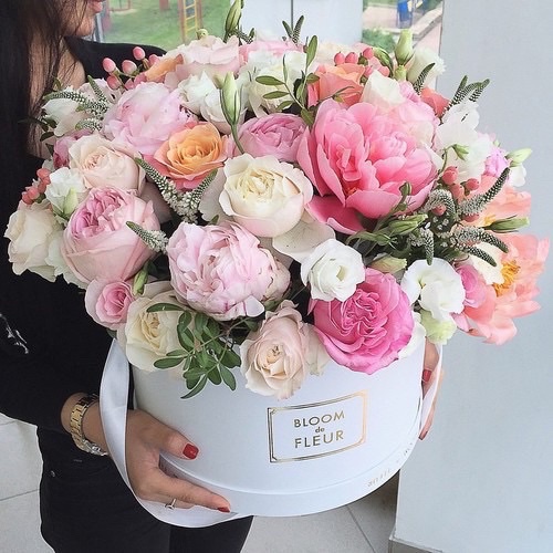 02-Trend | Flowers in Hatboxes-This Is Glamorous