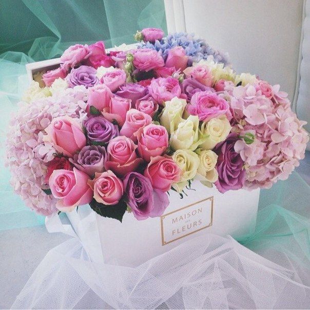 07-Trend | Flowers in Hatboxes-This Is Glamorous