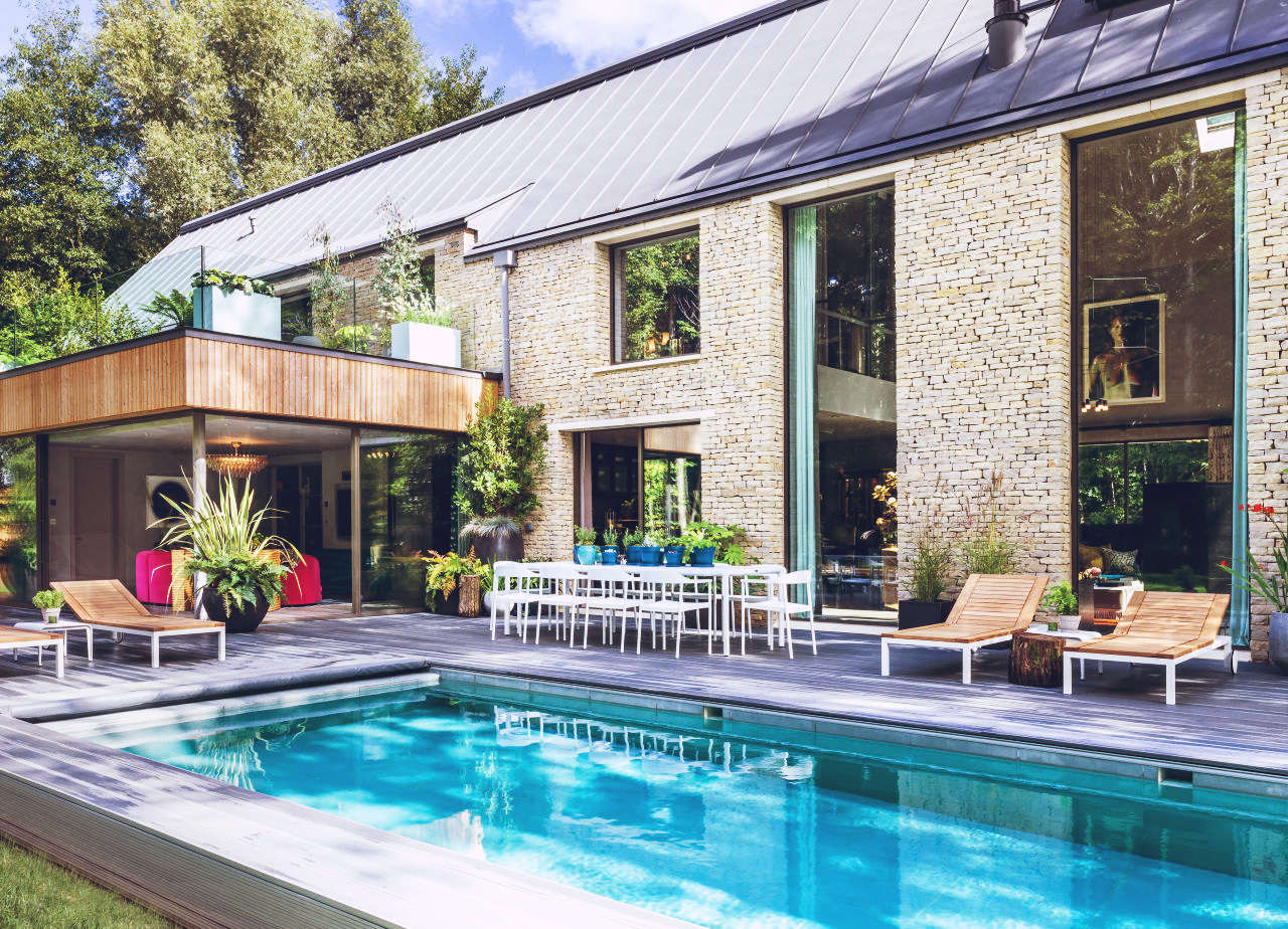 gallery-1443626540-hbz-kate-moss-the-lakes-by-yoo-exterior-pool-credit-mel-yates-wwwthelakesbyyoocom (1)