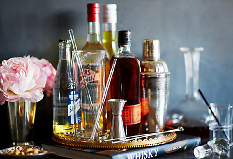 Holiday Inspiration | Christmas Cocktails & Glamorous Bar Carts