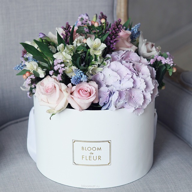 Its Friday Were In Love With Flowers In Hat Boxes